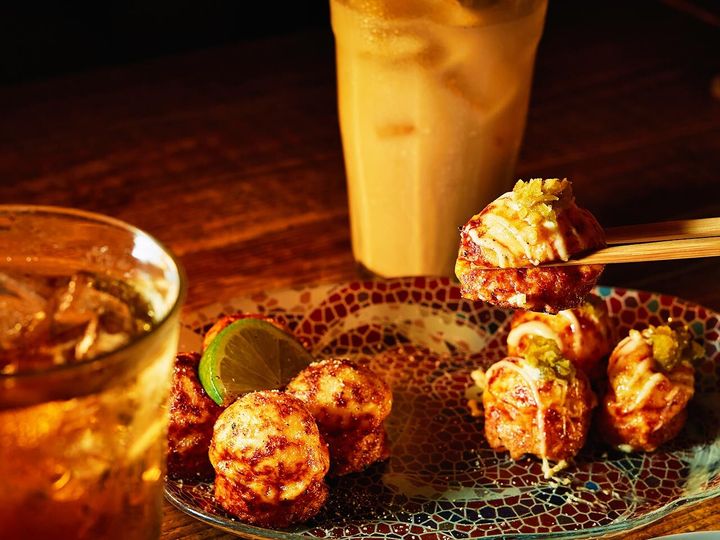 三軒茶屋『LAFF BAR&KITCHEN』のたこ焼き、「豆乳ハイ」、「紅茶ハイ」