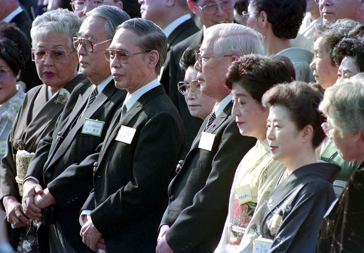 秋の園遊会に出席した、やなせたかしさん（前列右から6人目）と妻の暢さん（同5人目）＝1991（平成3）年11月7日午後、東京・元赤坂の赤坂御苑