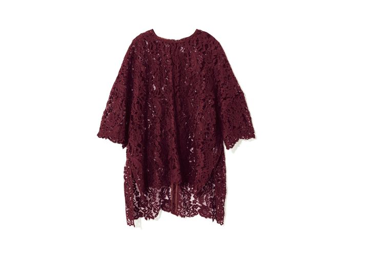 総レースでありながら甘すぎず、凛とした雰囲気を演出するトップス