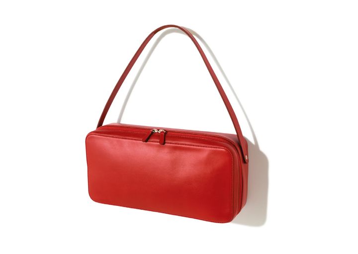 ユニークな横長デザインのバッグは美しいだけでなく収納力も優秀