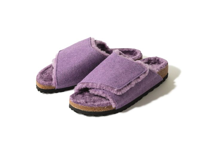 少しくすんだパープルと暖かいボア素材のサンダル