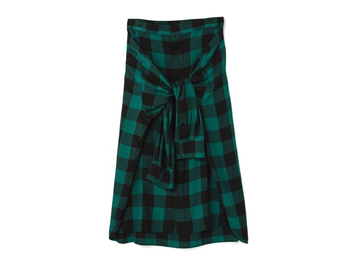 まるでシャツを腰に巻いたようなデザインの、ギンガムチェック柄のスカート