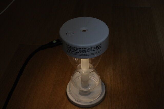 USB式加湿器（砂時計型） 暗所使用例