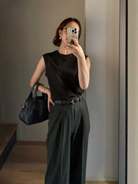 ブラックのトップスを合わせてスタイリッシュコーデ