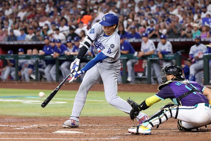 低めのチェンジアップを掬い上げ自己最多タイとなる今季54号を放ったドジャース・大谷翔平（C）Getty Images