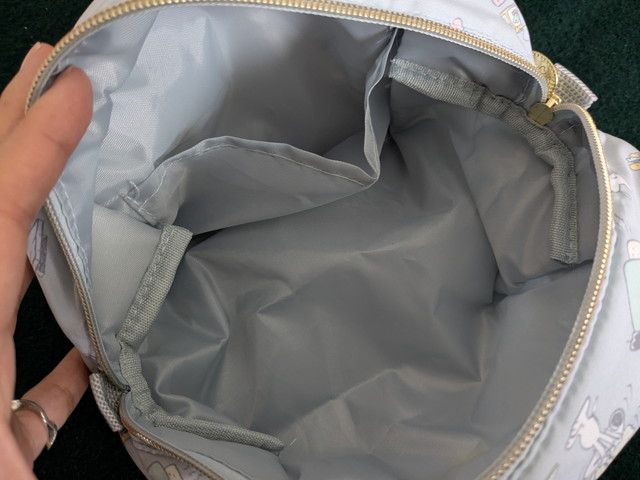 SNOOPYポーチの内側。大容量スペースと内ポケット付き