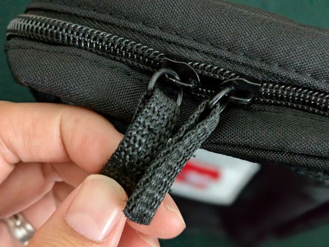 開閉しやすいダブルジップの引き手ディテール