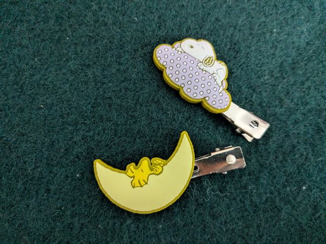 月と雲で眠るスヌーピー＆ウッドストックの前髪クリップ2種