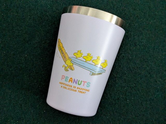 裏面にはウッドストックが並んでホットドッグを運ぶデザイン