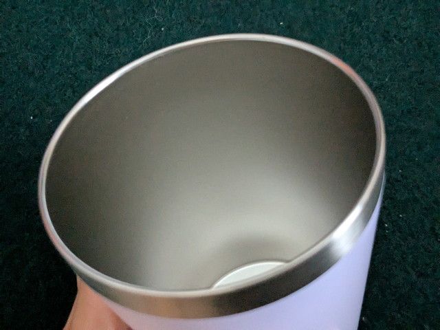 ステンレス仕様で飲み物を適温キープするSNOOPYタンブラーの内側