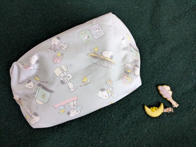 SNOOPY総柄ポーチ本体と前髪クリップ2個のセット内容