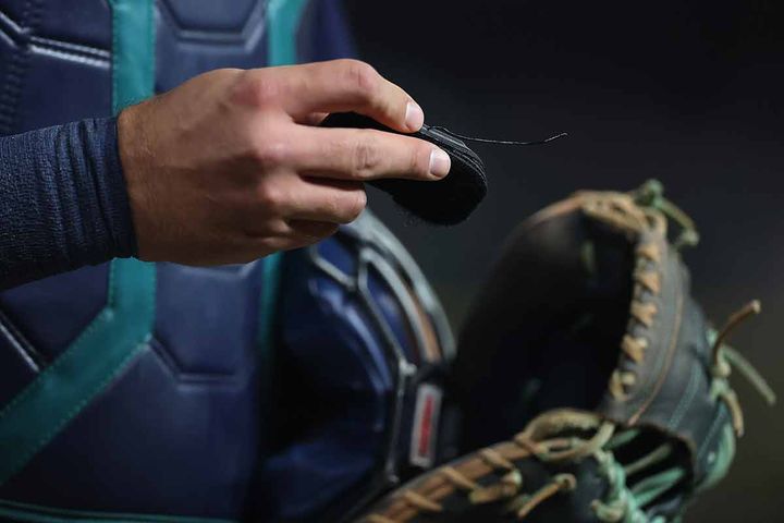 MLBでもすっかり定着したピッチコム（C）Getty Images