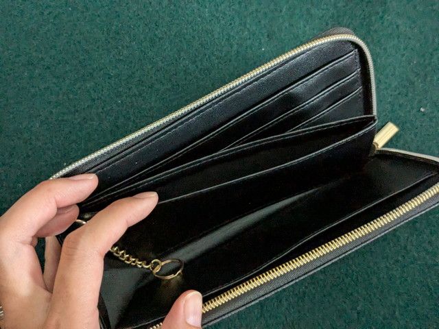 ウォレットを開いた全体。仕切りとポケットが豊富