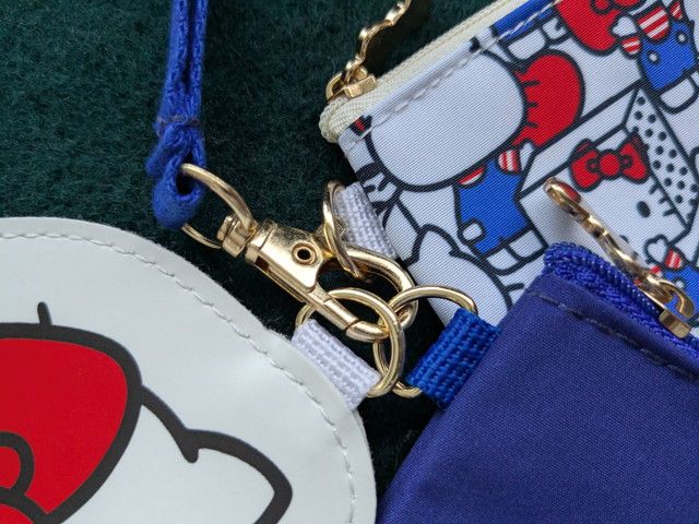 HELLO KITTYポーチの金具とDカン、ストラップ連結部アップ