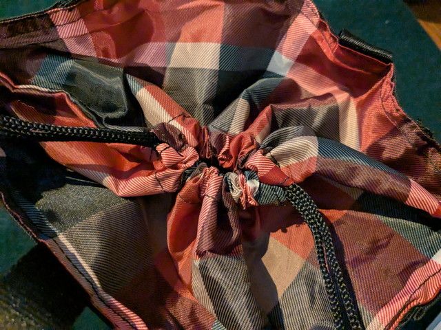 エコバッグの口元ディテール（巾着風ドローコード）