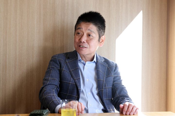 いつもビシッとスーツで決めている長谷川浩一さん