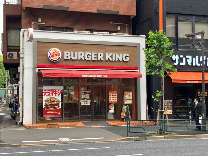 バーガーキングは26日、10月9日までの2週間限定で、直火焼きの100％ビーフパティが堪能できる「オン ザ ビーフ」3種を発売しました。