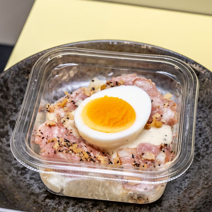 このガッツリ感、もはや主役「月見ガーリックベーコンポテサラ」2