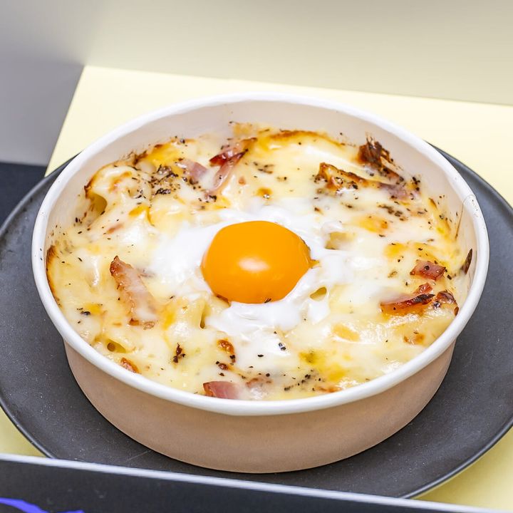 チーズに沼る！「月見カルボナーラ風グラタン」2