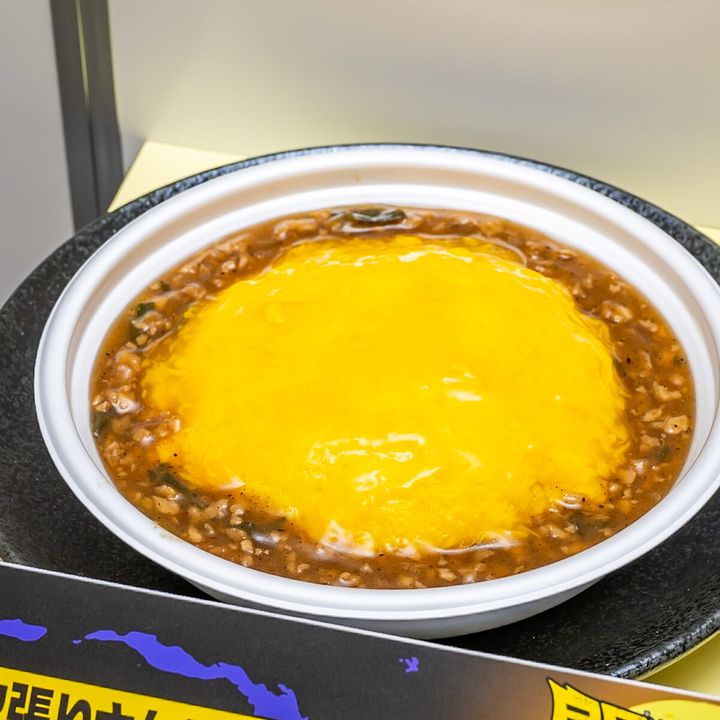 食欲をかき乱す絶景「月見天津飯（背脂入り炒飯）」2