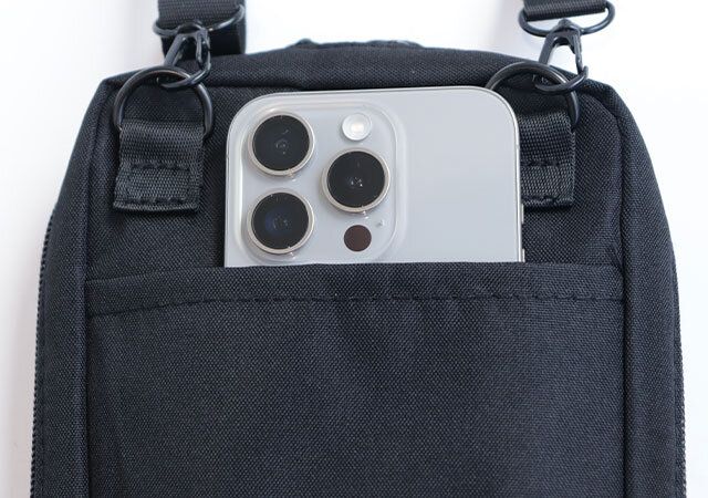 宝島社スヌーピーお財布スマホ黒ミニショルダーバッグ背面ポケット