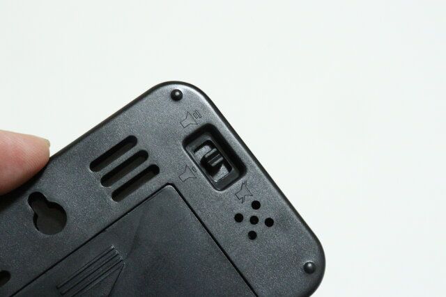 ダイソーのデジタル時計 ミラータイプの音量スイッチ