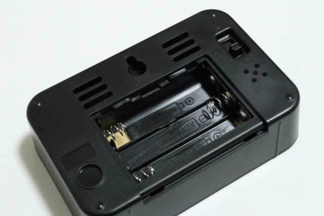 ダイソーのデジタル時計 ミラータイプの電池ボックス