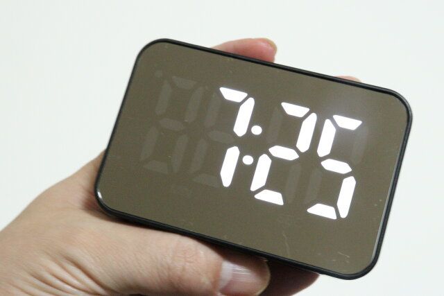 ダイソーのデジタル時計 ミラータイプの時計表示