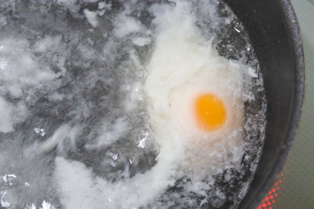 スパゲティーのゆで汁を煮立て、卵を流し入れる。