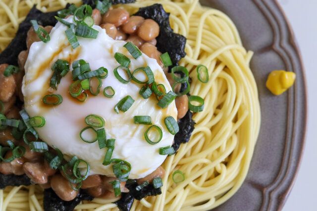 しょうゆ、オリーブオイルをかけ、からしを皿のふちにつける。