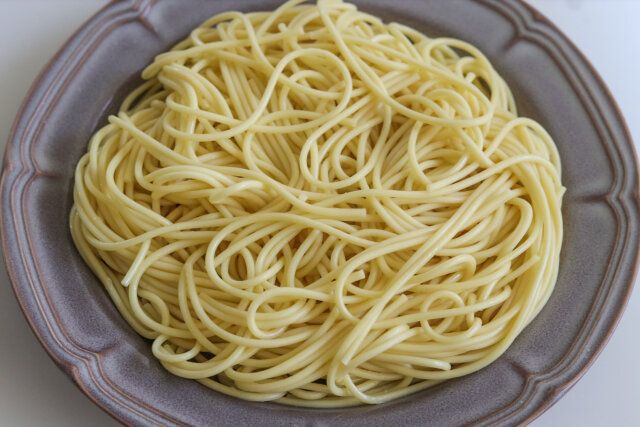 スパゲティーを器に盛り、オリーブオイル（1人分：大さじ1～2）で和える。