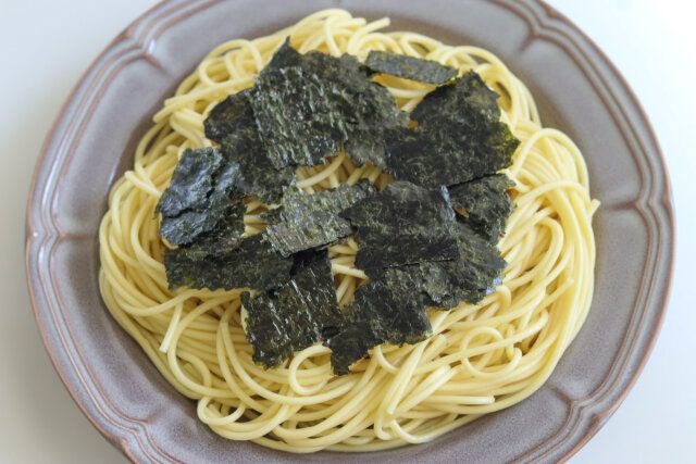 スパゲティーにちぎった焼き海苔をのせる。