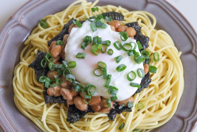 納豆、ポーチドエッグをのせ、万能ねぎをちらす。