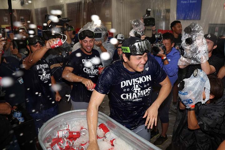 シャンパンファイトに歓喜するドジャースナイン（写真中央：大谷翔平）（C）Getty Images