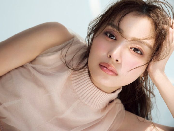 ピンクの目元とチーク で、可愛らしさを引き出して♡ モデル＝内田理央