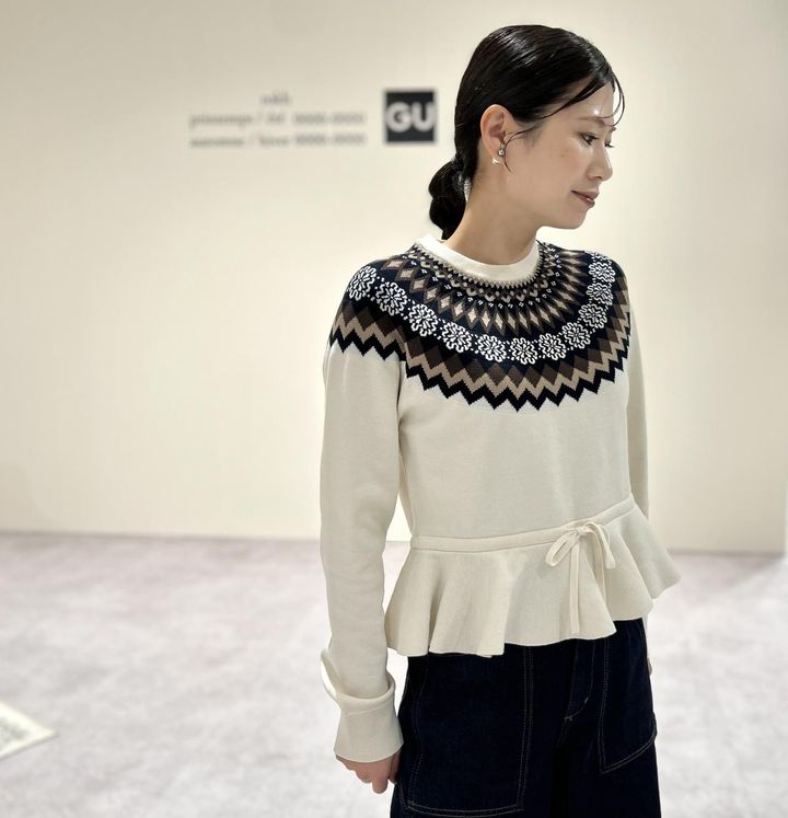 画像: 【ジーユー × ロク】ペプラムニットプルオーバー by rokh +X¥2,990 ※一部店舗およびオンラインストアのみ販売、バレルレッグペインタージーンズ by rokh¥3,990 www.gu-global.com