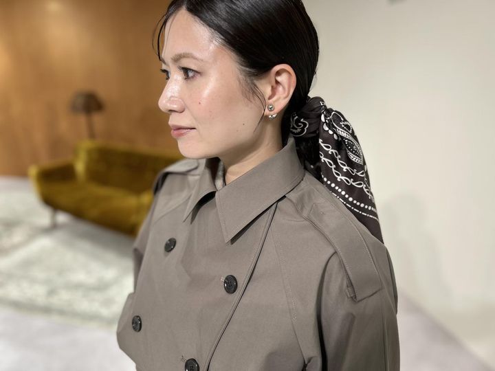 画像: 【ジーユー × ロク】ショートトレンチコート by rokh（Mサイズ着用）¥5,990、【ジーユー】ペイズリースカーフ¥990、 www.gu-global.com