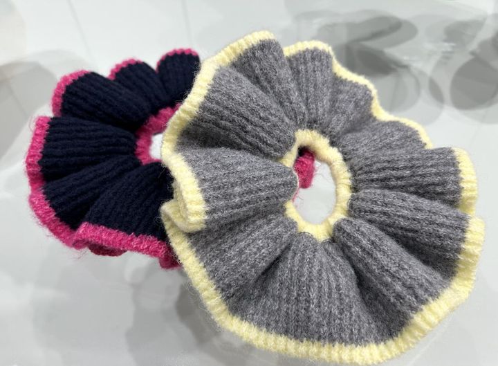 画像: 【ジーユー × ロク】ニットシュシュ by rokh +X各¥990 ※一部店舗およびオンラインストアのみ販売 www.gu-global.com