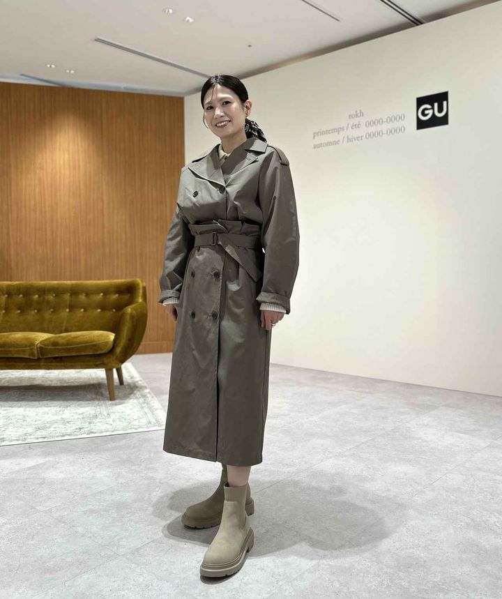画像: 【ジーユー × ロク】ショートトレンチコート by rokh（Mサイズ着用）¥5,990、トレンチスカート by rokh（Mサイズ着用）¥3,990、【ジーユー】パフニットポロシャツ¥2,490、ペイズリースカーフ¥990、リブニットソックスブーツ¥3,990 ※太田さんの身長：159㎝ www.gu-global.com