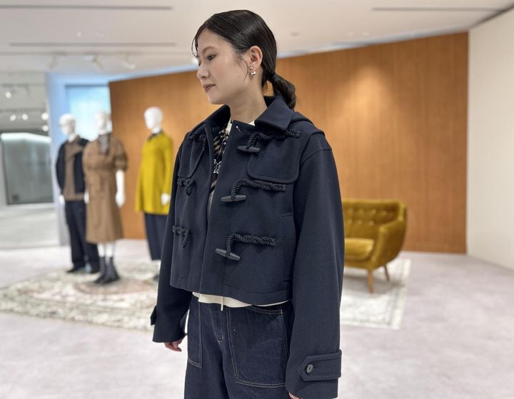 画像: 【ジーユー × ロク】ダッフルコート by rokh +X¥6,990 ※一部店舗およびオンラインストアのみ販売、ペプラムニットプルオーバー by rokh +X¥2,990 ※一部店舗およびオンラインストアのみ販売、バレルレッグペインタージーンズ by rokh¥3,990 www.gu-global.com