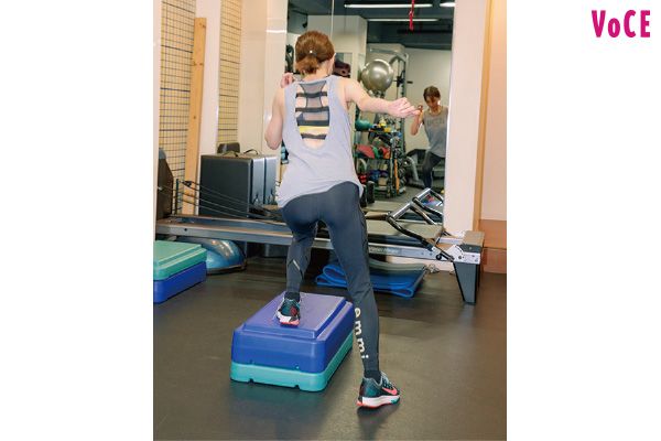 ステップ台をジャンプしてまたぐ