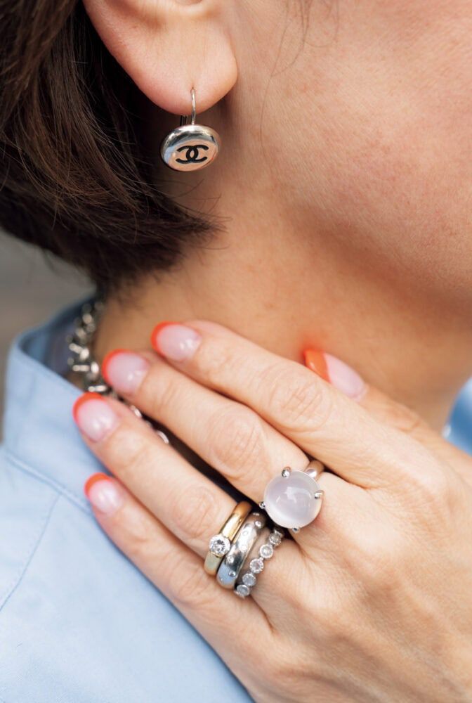 ゴールドのダイヤリングは母の形見をリメイク。ピアスは「シャネル」のヴィンテージ。