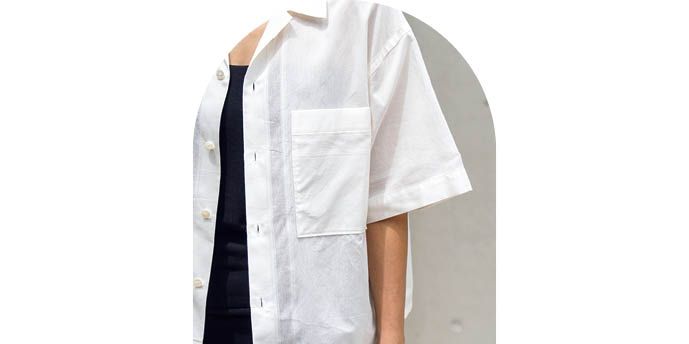 大きいポケットや袖が、オーバーサイズなシルエットをバランスよく見せてくれる。膨張見えを回避してすっきりとした印象に。