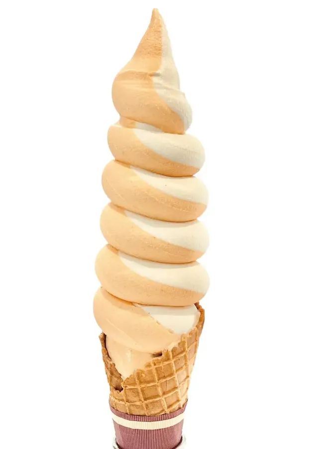 北海道メロンもこもこジャンボソフトクリーム （1個、全長約30㎝）990円 ※各日80点限り、日本橋高島屋限定、実演販売 