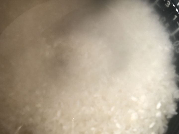 お米を1時間程浸水させてから炊飯します