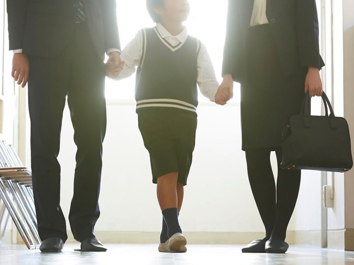 教育熱心で、子どもが1歳になる前から塾に通わせていた40歳女性。夫は反対だったが、あるとき「英才教育に詳しい人に話を聞いてみよう」と言い出した。喜んで会いに行った女性だが、その相手がなんと夫の元カノだと分かり……。※サムネイル画像：PIXTA