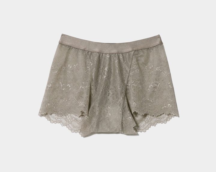 通気性がよく、伸度と強度にもこだわったオリジナルレースを使用。透け感のある花柄レースは、「WACOAL MEN」ならではの素材感と「beautiful people」らしい既成概念にとらわれない自由な発想によるデザインが融合。ベーシックかつニュアンスのあるカラーで展開し、「beautiful people」のさりげないタグがアクセントに。