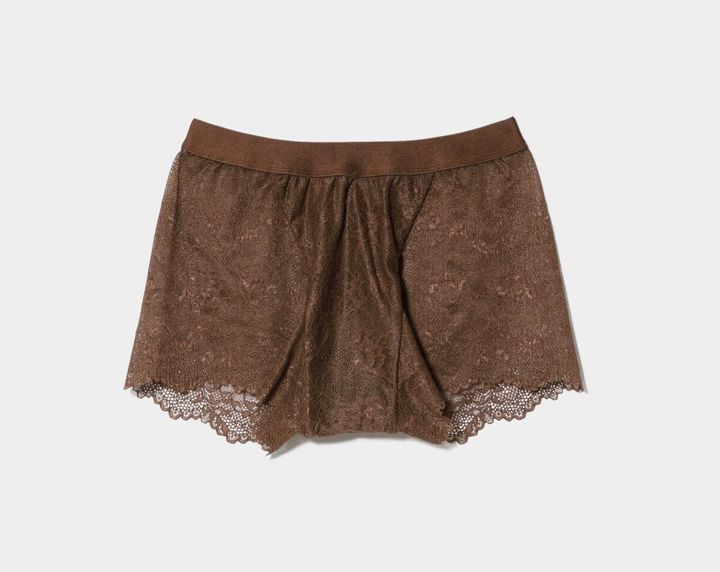 裾の縫製をなくし、アウターにラインが響きにくい仕様に。フロントは立体感をなくしたすっきり設計で、当て布つき。マチ部分の肌側は綿素材で心地よく着用可能。レーストップス］とのペアコーディネイトもおすすめ。