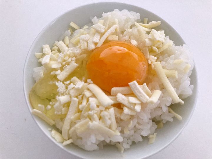 ご飯に卵とピザ用チーズをのせたところ