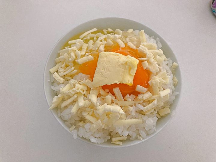 卵かけごはんにバターをのせたところ